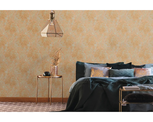 Chambre à coucher avec papier peint à motifs, lampe et table d''appoint