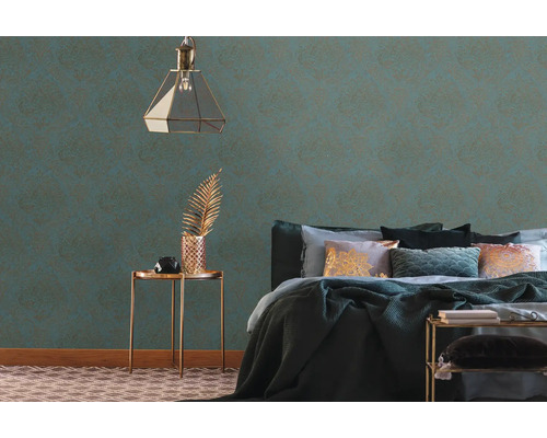 Papier peint décoratif dans une chambre avec lit, table de chevet et lampe