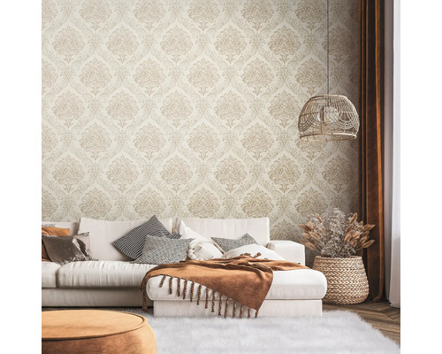 Salon avec canapé, tapis et papier peint à motifs