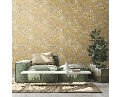 Salon avec papier peint floral jaune, canapé, table et plante d''intérieur