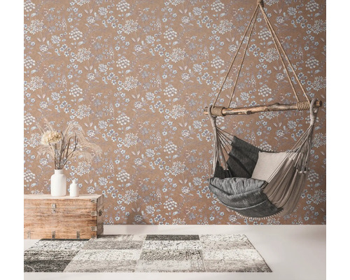 Scène de pièce chaleureuse avec papier peint à fleurs, fauteuil suspendu et tapis