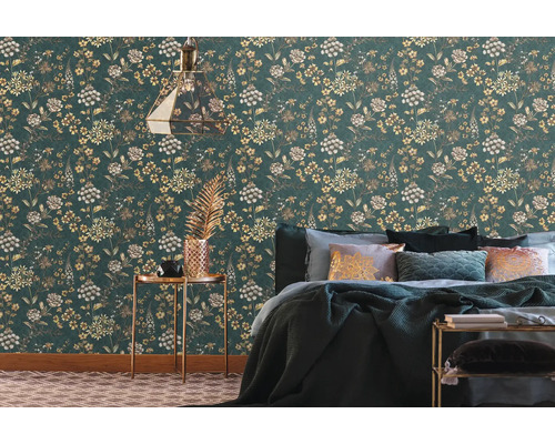 Schlafzimmer mit grüner Blumentapete, Nachttisch und Bett