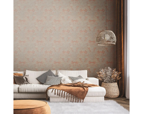 Salon avec papier peint à motifs, canapé et décorations pour une ambiance élégante