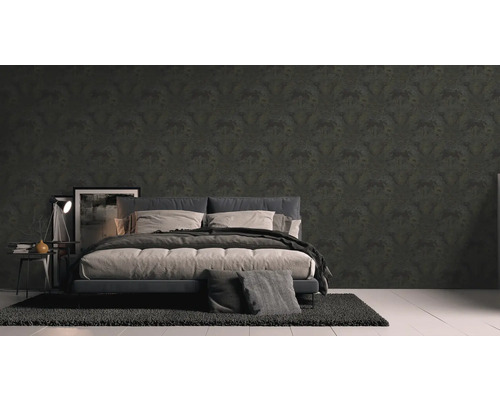 Chambre à coucher avec papier peint à motifs, lit et tapis
