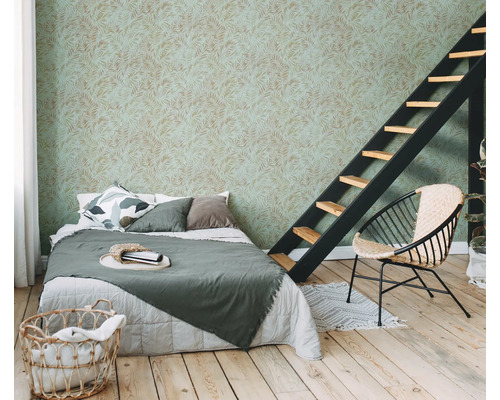 Chambre avec lit, échelle et papier peint à motifs de feuilles