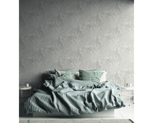 Chambre à coucher avec papier peint à motifs floraux et lit