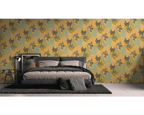 Schlafzimmer mit floral gemusterter Tapete und Bett