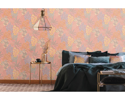 Chambre avec papier peint à motifs floraux, lit et table d''appoint