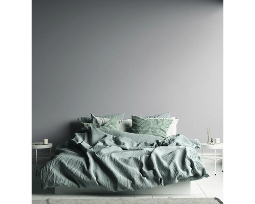 Schlafzimmer mit Doppelbett, Bettwäsche und Nachttischen