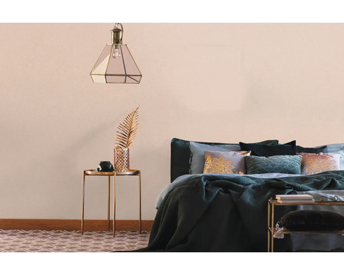 Dekoratives Schlafzimmer mit Bett, Nachttisch und Lampe für eine gemütliche Atmosphäre.