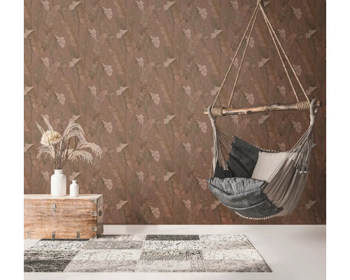 Idée d''aménagement avec fauteuil suspendu, commode, vase à fleurs, tapis et papier peint imprimé