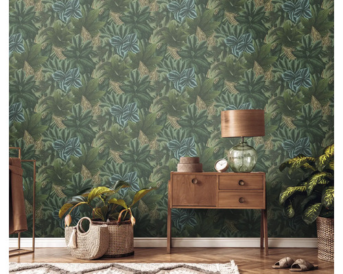 Pièce à vivre avec papier peint à motifs de feuilles, commode et décoration