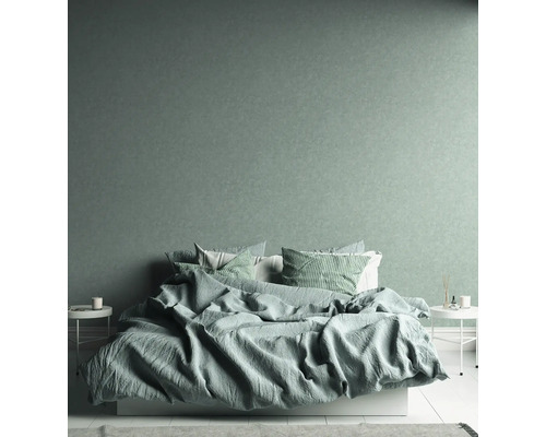 Chambre à coucher avec lit, tables de chevet et décoration murale pour une ambiance calme