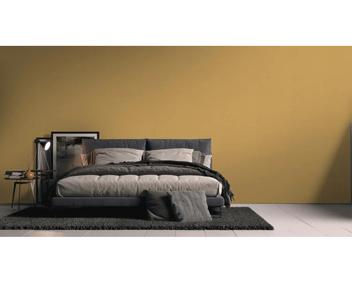 Chambre à coucher avec lit, table de chevet et tapis devant un mur