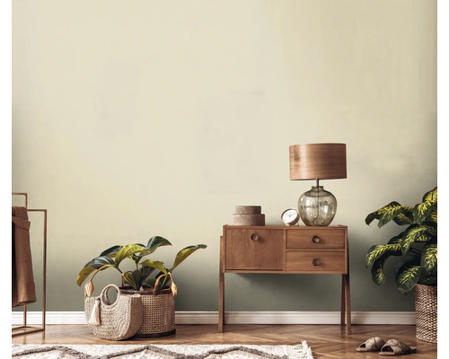 Dekoratives Interieur mit Holzmöbeln, Tischlampe und Zimmerpflanzen