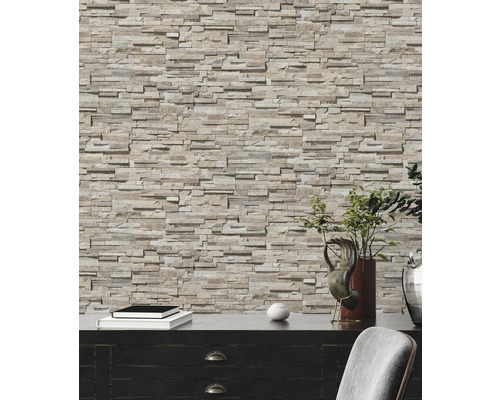 Wohnraum mit Steinoptik Tapete und Kommode