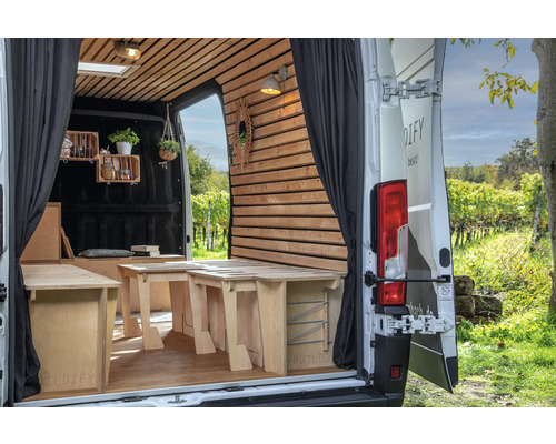 Innenausbau eines Vans mit Holzverkleidung und Regalen