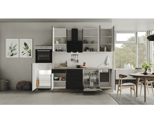 Helle Küche mit Einbauschränken, Spüle, Geschirrspüler und Dunstabzugshaube