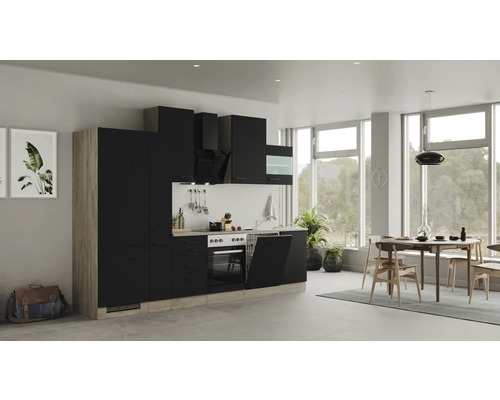 Cuisine moderne avec armoires de cuisine, évier, cuisinière et hotte aspirante dans une pièce lumineuse avec coin repas.