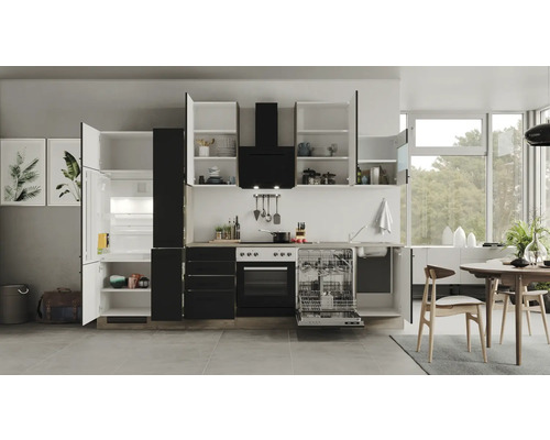 Cuisine claire avec armoires de cuisine, évier, lave-vaisselle et table à manger