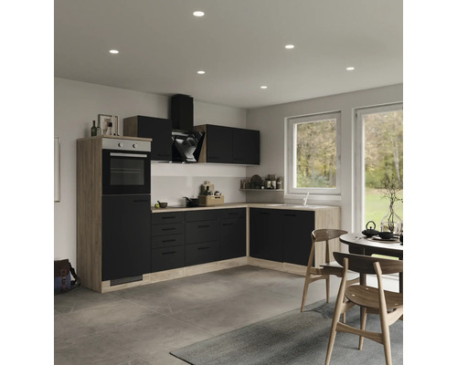 Helle Küche mit schwarzen Fronten und Holzelementen, inklusive Esstisch und Stühlen.