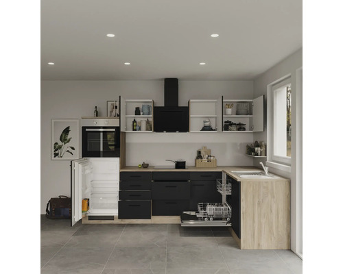 Moderne Küche mit schwarzen Schränken, Spülmaschine und offenem Kühlschrank.