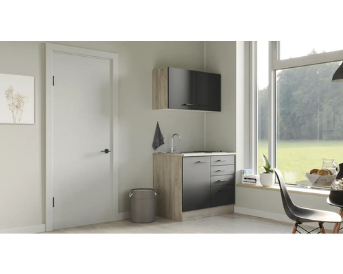 Kleine Küche mit Spüle, Unterschrank und Hängeschrank vor Fenster