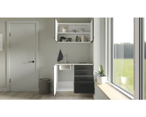 Helles Zimmer mit Küchenzeile, Oberschrank und Fenster