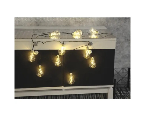 Dekorative Lichterkette mit Glühbirnen auf einem Schrank