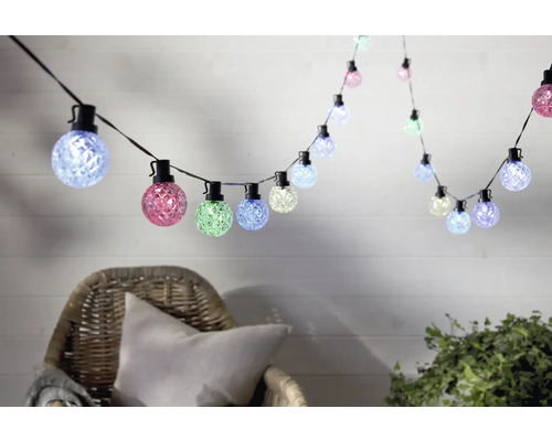 Dekorative Lichterkette mit kugelförmigen Lampen für den Aussenbereich.