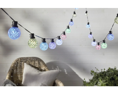 Lichterkette mit bunten Lampen für den Aussenbereich