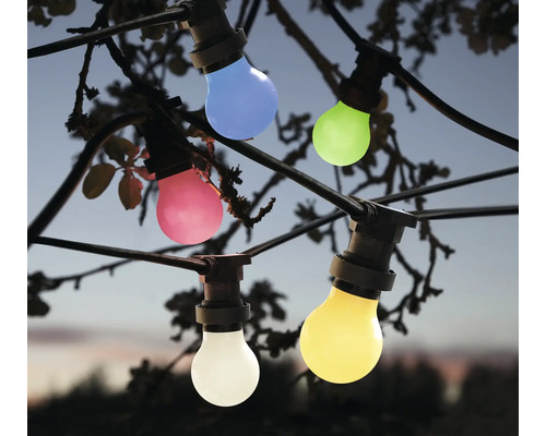 Lichterkette mit farbigen Glühbirnen für den Aussenbereich