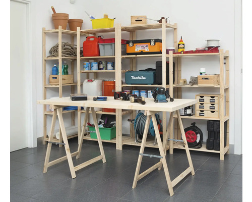 Atelier avec étagères en bois, établi et divers outils