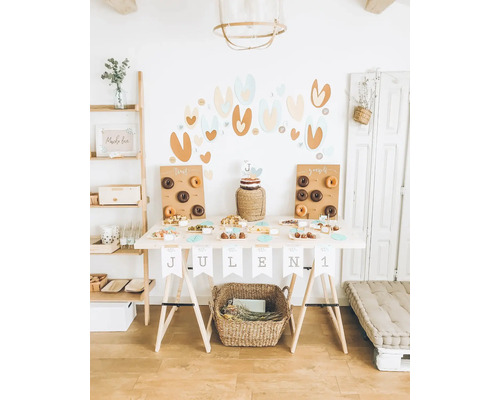 Table d''anniversaire décorée avec des donuts, un gâteau et des collations pour une fête