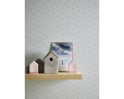 Décoration murale avec papier peint à motifs, maisons décoratives et image sur une étagère en bois