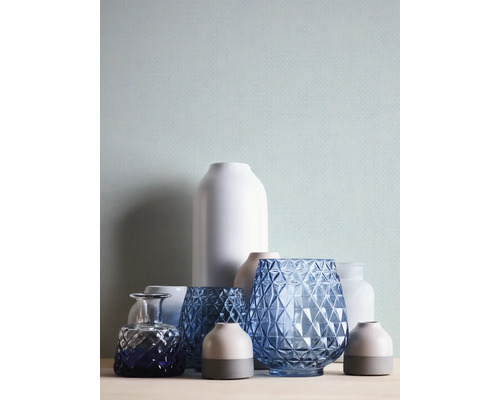 Arrangement de différents vases en verre et en céramique