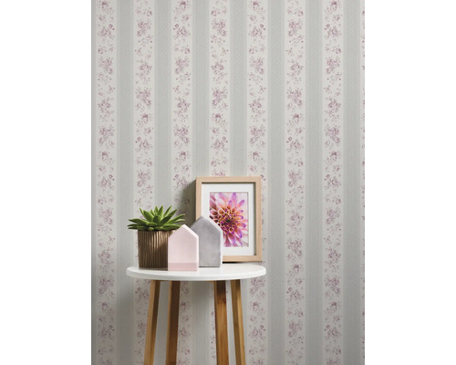 Pièce décorative avec papier peint à rayures florales, table et décoration