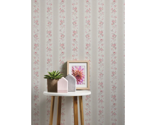 Papier peint décoratif à motif floral et rayures sur un mur d''accent