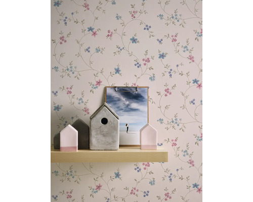 Papier peint à motifs floraux et étagère avec décoration