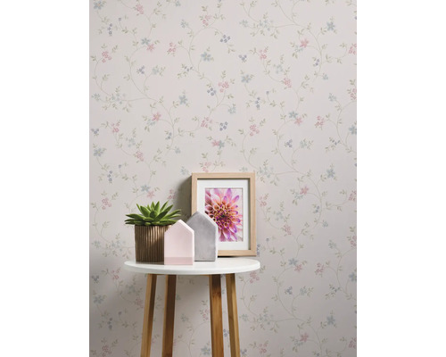 Vue d''une pièce avec papier peint à fleurs, table, plante d''intérieur et décoration