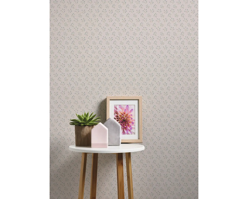 Papier peint à motif végétal sur un mur, décoration sur une table
