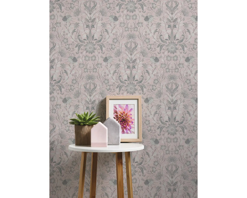 Papier peint à motifs floraux et éléments décoratifs sur une petite table