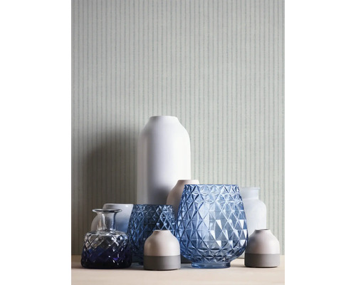 Arrangement de différents vases sur une table