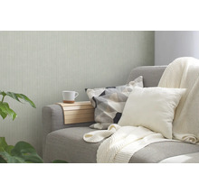 Scène de salon avec canapé gris, coussins et plateau de table en bois