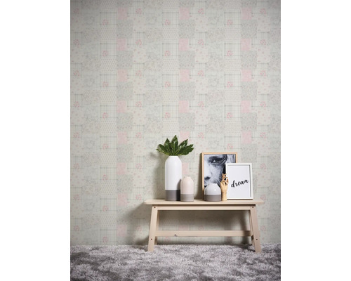 Szene mit einer Tapete im Patchwork-Stil, dekoriert mit einer Bank, Vasen und Bildern