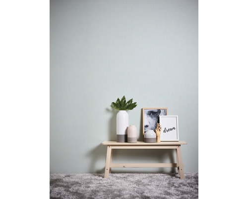 Scène décorative avec vase, plante et cadres photo sur une table