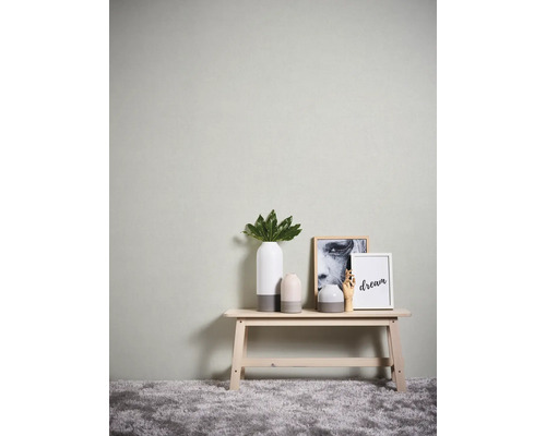 Dekorative Szene mit Bank, Vasen und Bildern auf einem Teppich