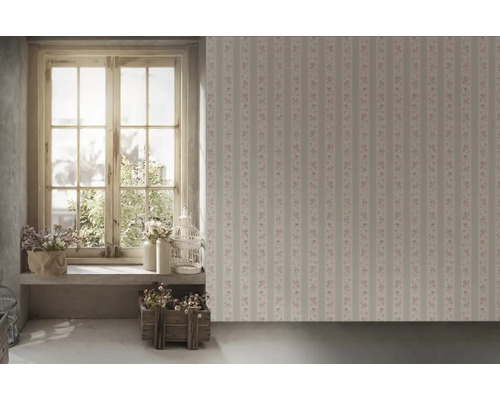 Pièce avec papier peint à motifs floraux, fenêtre et décoration