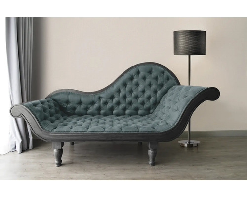 Chaise longue capitonnée et lampadaire