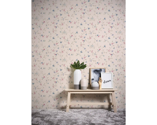 Pièce avec papier peint à motifs floraux, banc, vases et décoration